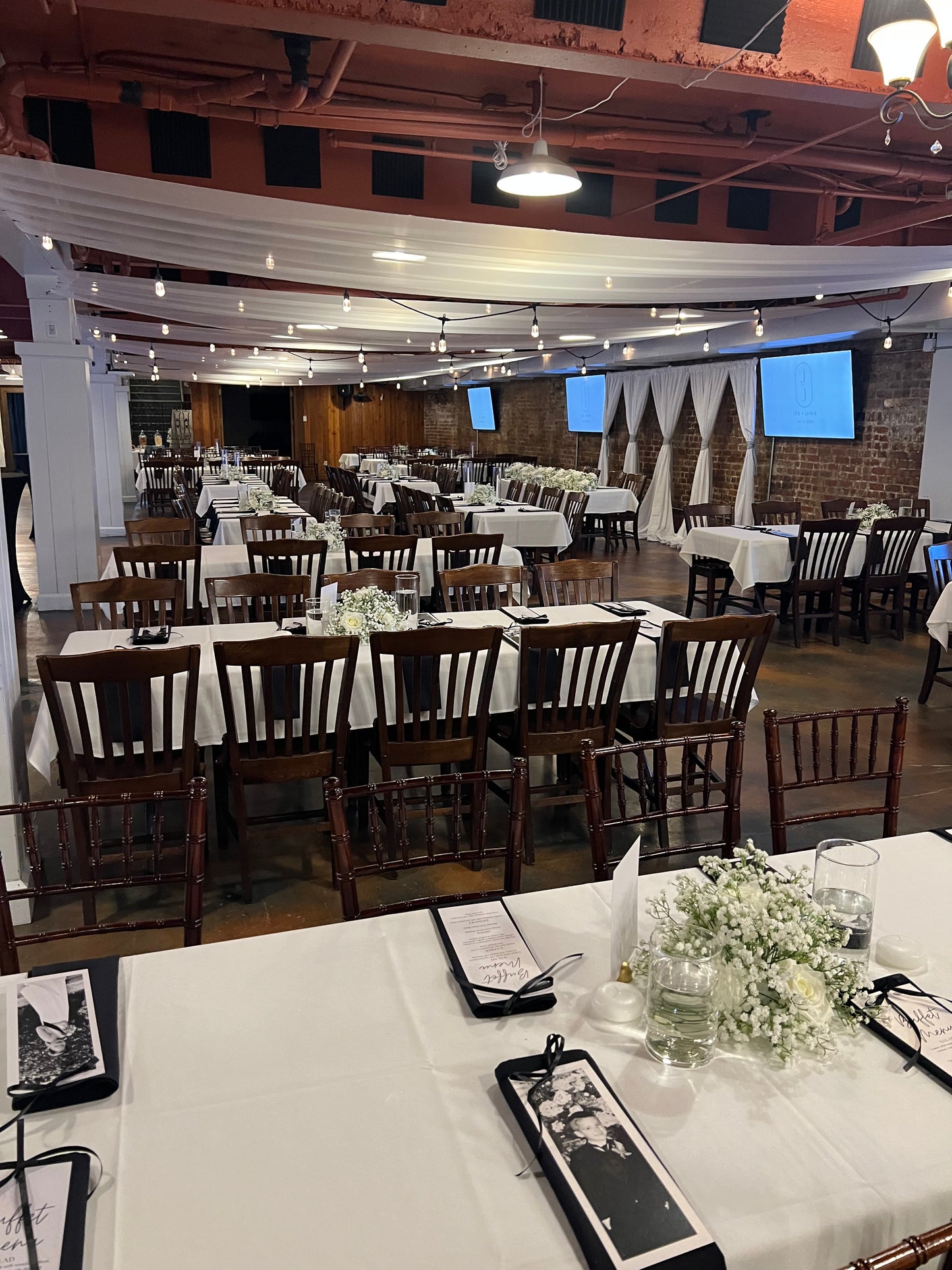 BABY'S BREATH/WHITE ROSES ARRANGEMENT (15 available)