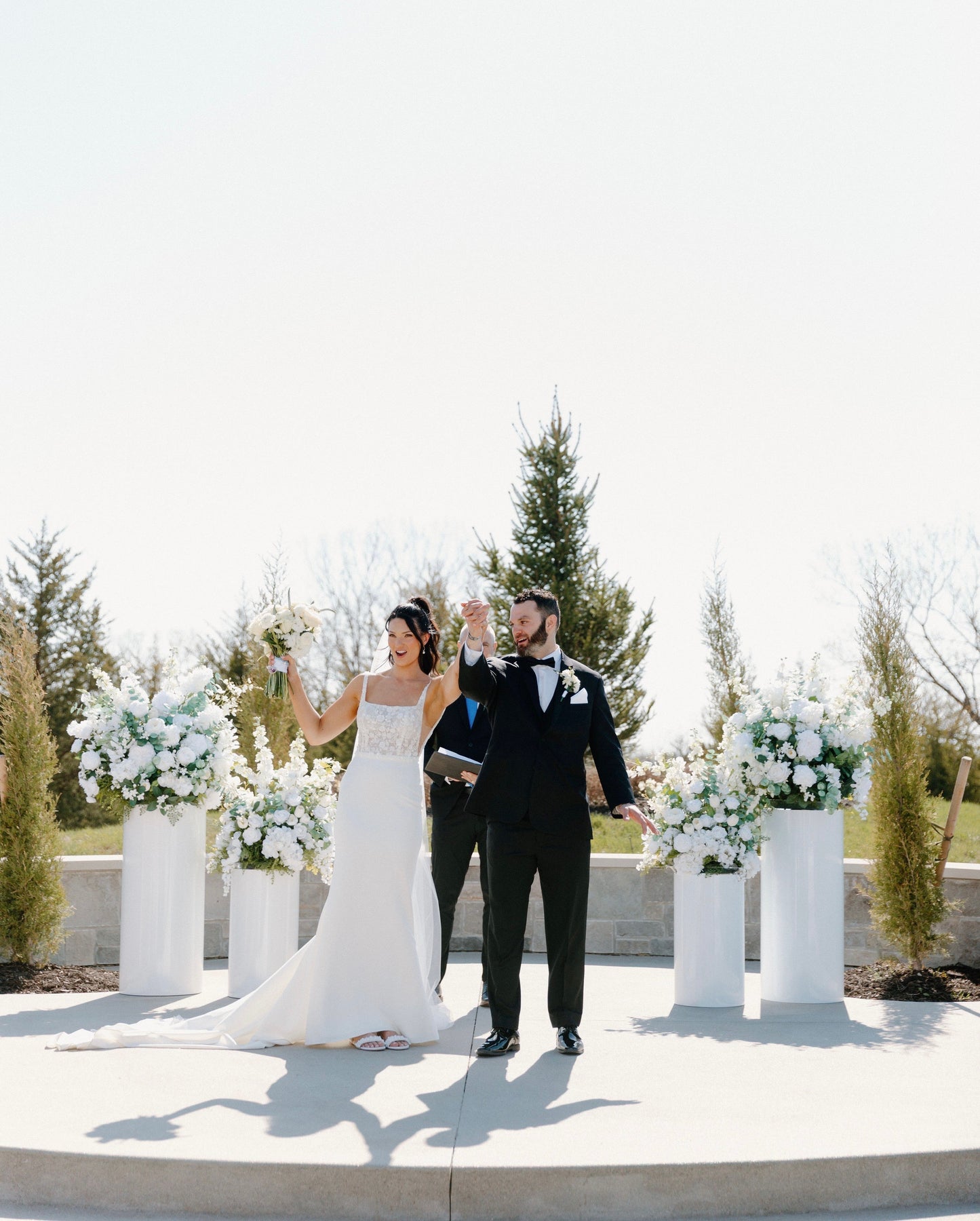 ELEGANT WHITE METAL ROUND PEDESTALS