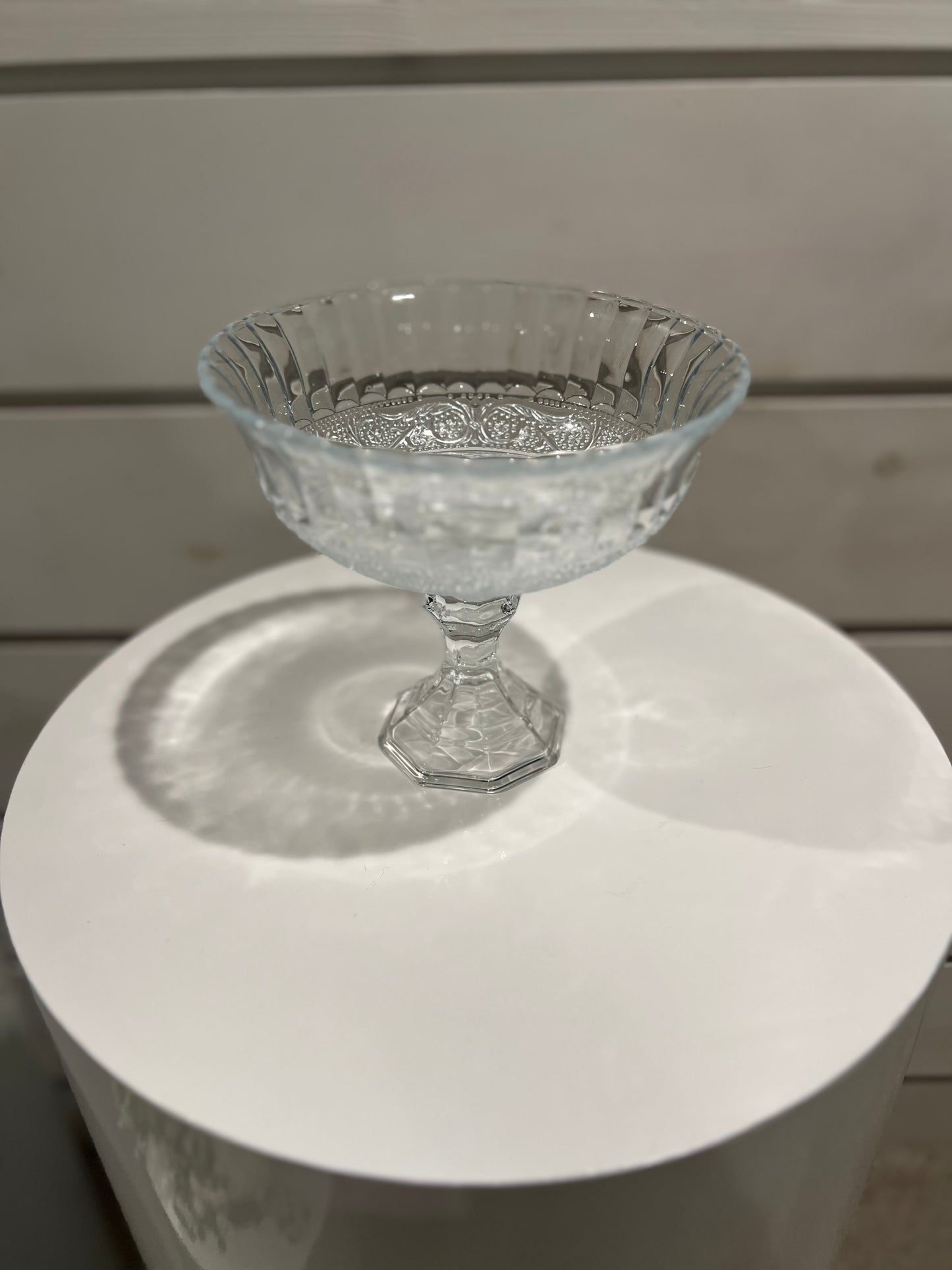RAISED GLASS BOWL